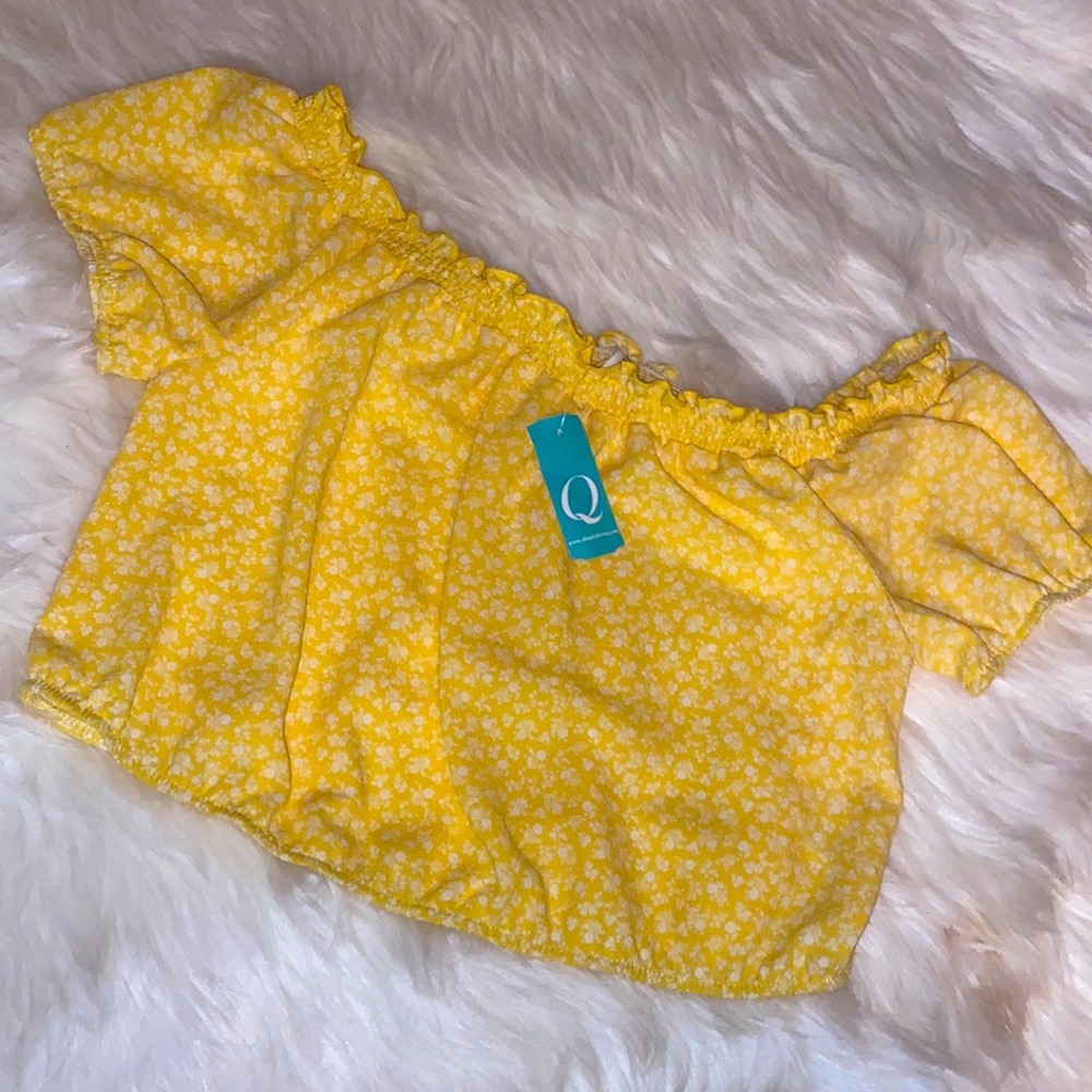 🚨SOLD‼️ Floral yellow & white off shoulder crop🌻